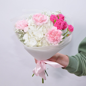 Букет с гортензией в нежном букете Love is