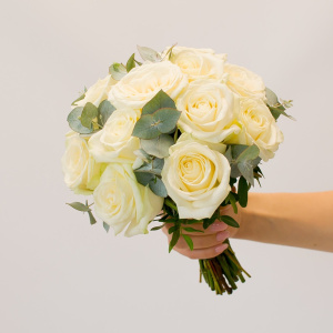 Букет невесты из белых роз с эвкалиптом