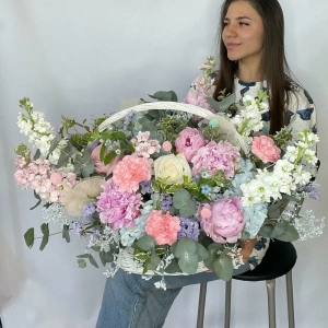 Корзина с ароматными пионами и маттиолой "Летний сад"