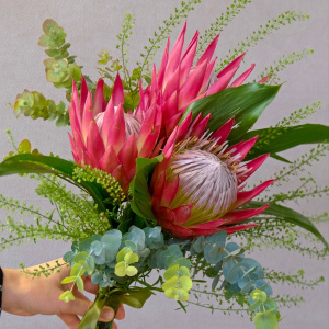 Протея в интерьерном букете "Королева пустыни"
