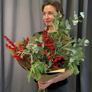 Зеленый букет для интерьера: мимоза, илекс и эвкалипт