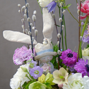 Композиция на Пасху в ящичке: анемоны, тюльпаны, верба, яйца ручной работы и сувенир