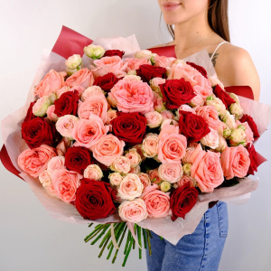 Кустовые и пионовидные розы в букете "Ассоль"