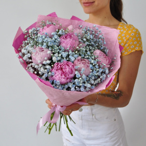 Пионы Сара Бернар и голубая гипсофила