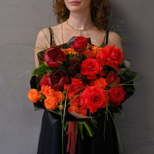 Бордовые пионы и французские розы в страстном букете "Маскарад"