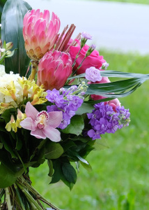 Авторский букет с экзотическими цветами: протея, орхидеи, розы и гвоздики