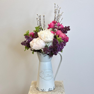 Букет на пасху в кувшине. Белые пионы, сирень и верба