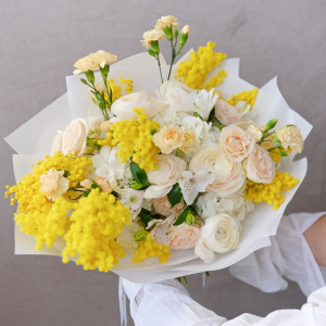 Нежные ранункулюсы и ароматная мимоза в нежном букете "Весенний нектар"