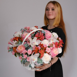 Орхидеи, пионовидные розы и альстромерии в корзине "Рыжий рассвет"