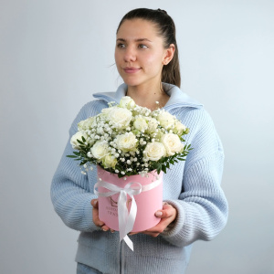Белые кустовые розы и гипсофила в коробочке "Нежное облачко"