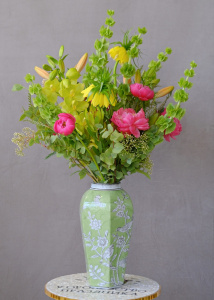 Букет в вазе. Фритиллярия, пионы и сочная зелень