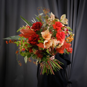 Авторский большой букет с французскими розами и амариллисами