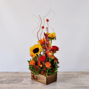 Интерьерная композиция с подсолнухами в ящике "Красочный натюрморт"