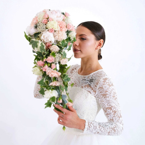 Белые пионы и диантусы в изящном букете "Королева красоты"