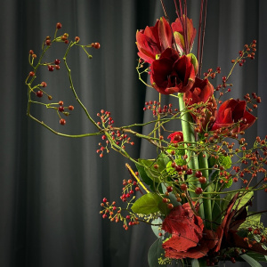 Вертикальный букет с красными амариллисами и розами. Мужской бизнес букет