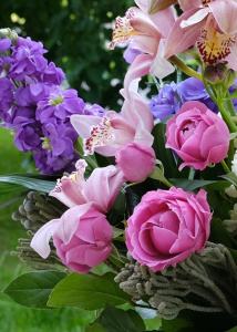 Авторский букет с экзотическими цветами: протея, орхидеи, розы и гвоздики