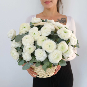 Ранункулюсы в корзине, 41 штучка с эвкалиптом