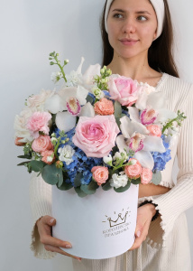 Голубая гортензия, орхидеи и розы в коробке "Мечта принцессы"