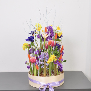 Нарциссы, тюльпаны и гиацинты в весенней композиции