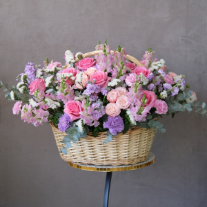 Ароматные розы и антирринум в роскошной корзине в сиреневых оттенках