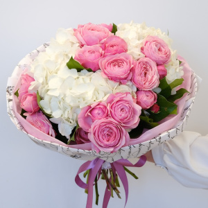 Пионовидные кустовые розы и гортензия в воздушном букете "Романтика в белом"