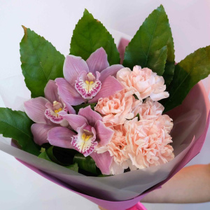 Орхидея цимбидиум и персиковые гвоздики в милом букете "Цветы для души"