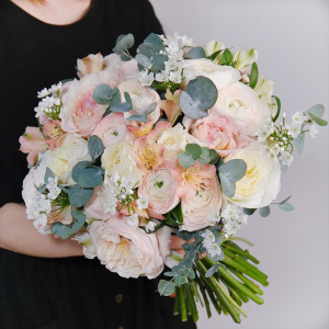 Ранункулюсы и пионовидные розы в букете "Тайная нежность"