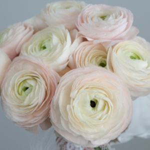 Букет невесты с ранункулюсами и кружевной лентой