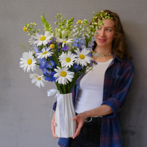 Букет в вазе. Ромашки и дельфиниум "Эскиз Лета"