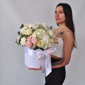 Гортензия и пионовидные розы Охара в большой коробке "Белоснежка"