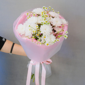 Букет на 1 сентября с нежной хризантемой и ромашками