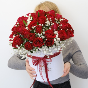 51 красная роза в коробочке с гипсофилой