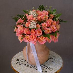 Букет в вазе. Волшебные персиковые розы, 59 шт