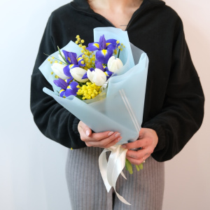 Ирисы, мимоза и тюльпаны в весеннем букете