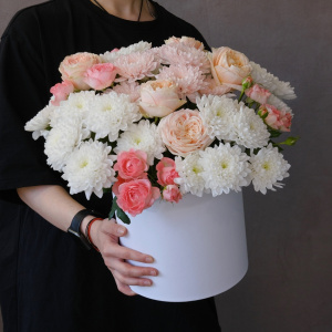 Нежные кустовые хризантемы и пионовидные розы в коробке «Сахарная вата»