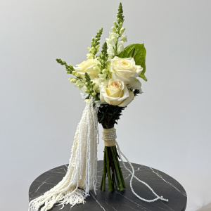 Антуриум, пионовидные розы и амарант в букете невесты