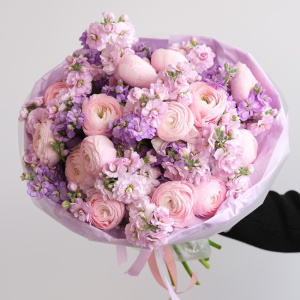 Ранункулюсы и ароматная маттиола в букете "Магия Весны"