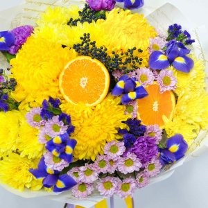 Хризантемы и ирисы в солнечном букете "Сочный апельсин"