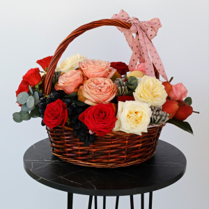 Цветочный натюрморт в корзине: пионовидные розы и фрукты