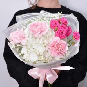 Букет с гортензией в нежном букете Love is