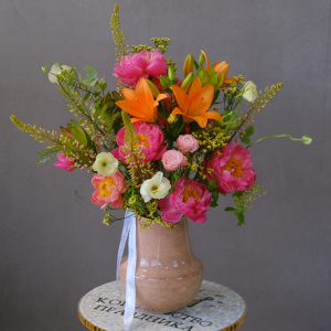 Букет в вазе. Коралловые пионы, лилия и сочная зелень в букете "Танцы с огнём"