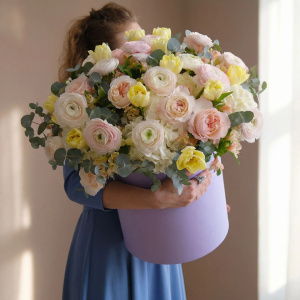 Ранункулюсы и тюльпаны в большом букете в коробке "Сад грез"