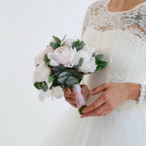 Белые пионы для изящной невесты в букете «Пленительное счастье»