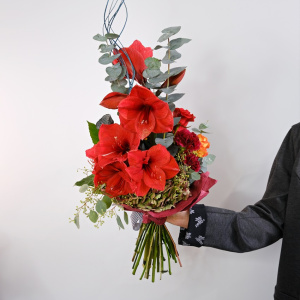 Вертикальный букет с амариллисами и розами. Мужской бизнес букет