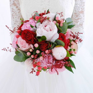 Белые пионы в свадебном букете "Нежное пламя"