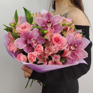 Орхидеи и пионовидные розы в букете "Райские бабочки"