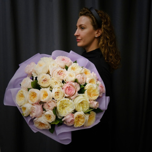 Нежные кремовые пионовидные розы, 35 штучек в букете "Цветочная акварель"