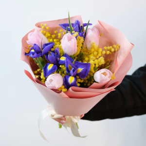Букет с тюльпанами, ирисами и мимозой. Корпоративные подарки на 8 марта. Цена от 10 шт.