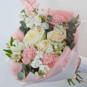 Ароматные розы в нежном букете "Нежность утренней росы"