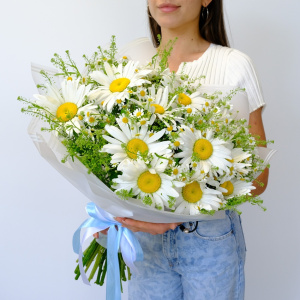 Охапка ромашек: ромашки в букете "Солнечное обаяние"